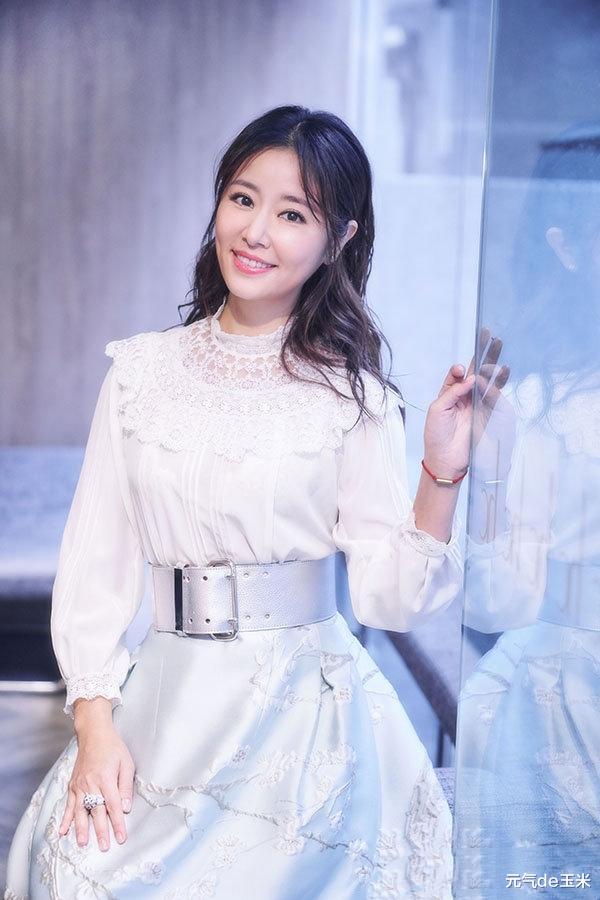 鹿晗▲霍建华快来管管你老婆！林心如\真空\穿深V裙，怕走光还要用手遮