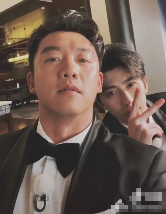 郑恺▲郑恺直播跑男聚餐,所有嘉宾都特意拍了一遍,唯独没有录baby