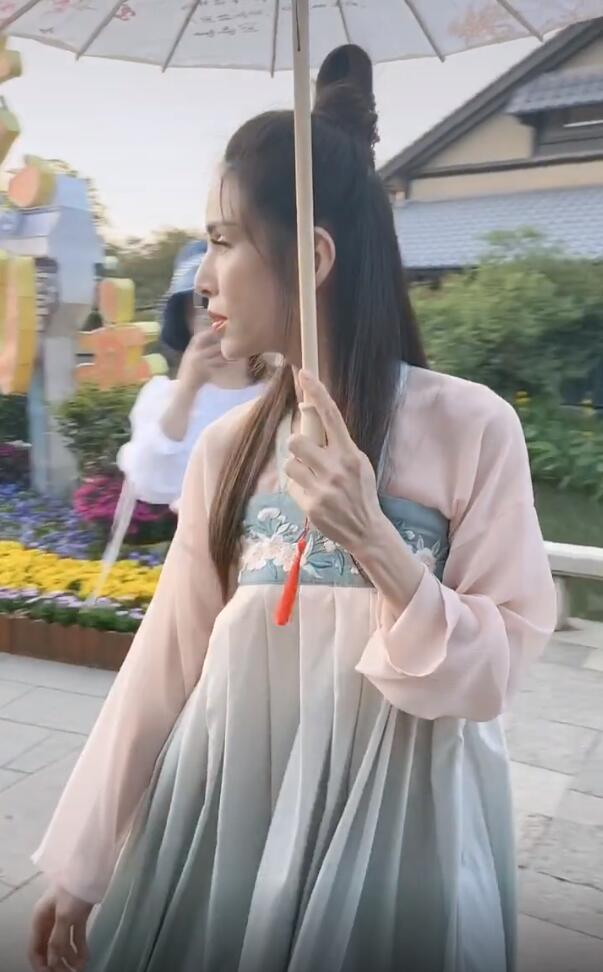 「肖战」李若彤穿汉服现身冻龄高颜值引路人围观，手上四根筋凸起暴露年龄