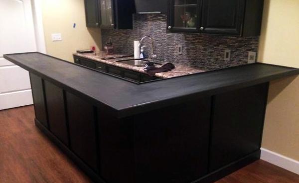 攒下2530个酒瓶盖，制作了一个别致吧台，完工后惊艳众人！