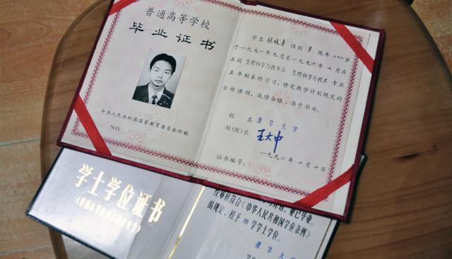 「高考状元」他作为高考状元,毕业于清华,回乡当保安,如今怎么样了?