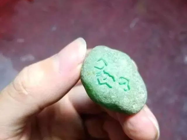 翡翠|一块个头如此小的翡翠原石，谁也没想到做出的成品竟让人爱不释手