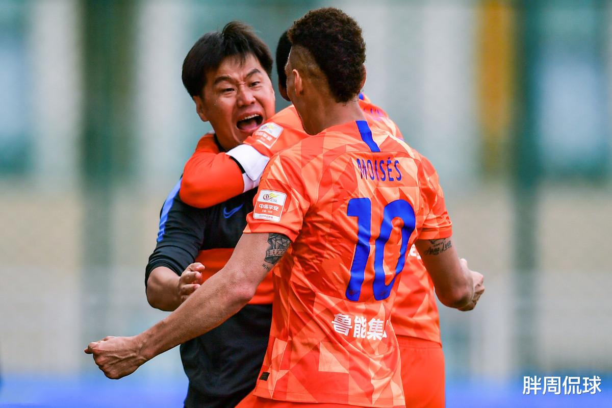 山东鲁能|鲁能这幅画面太可怕，李霄鹏替补席12人亮剑，中超15队都胆寒