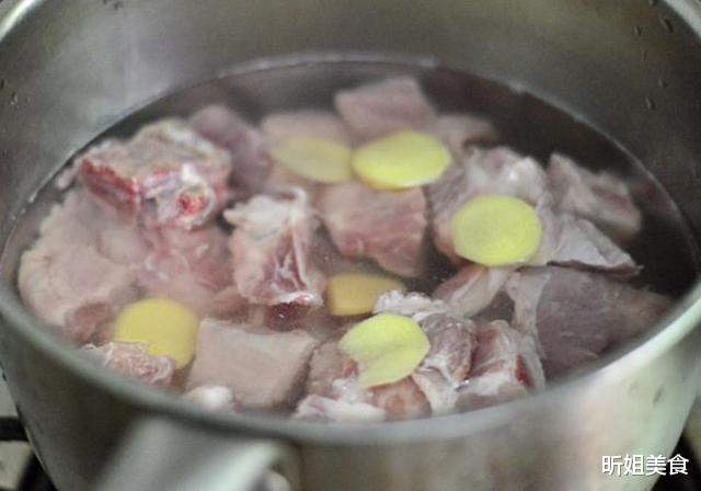 排骨|给排骨焯水，为何排骨反倒变得又腥又柴？才知道，原来是用错了水