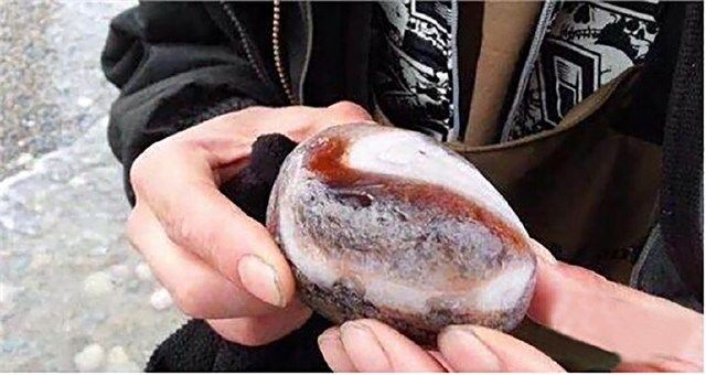 【红宝石】农村小伙去野外钓鱼，踢到一块石头，捡起一看是“珍宝”