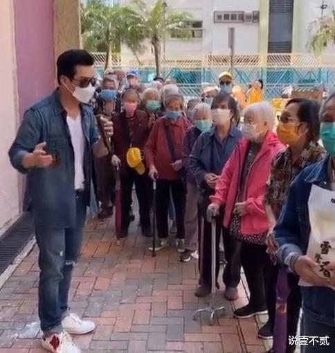 吕良伟▲63岁吕良伟近照曝光，身材如少年苗条，和三婚富婆老婆做慈善