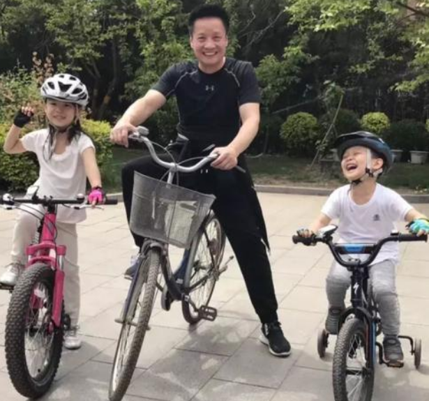 阎维文|他是知名歌唱家，国家一级演员，5次上春晚，陪妻子抗癌30年