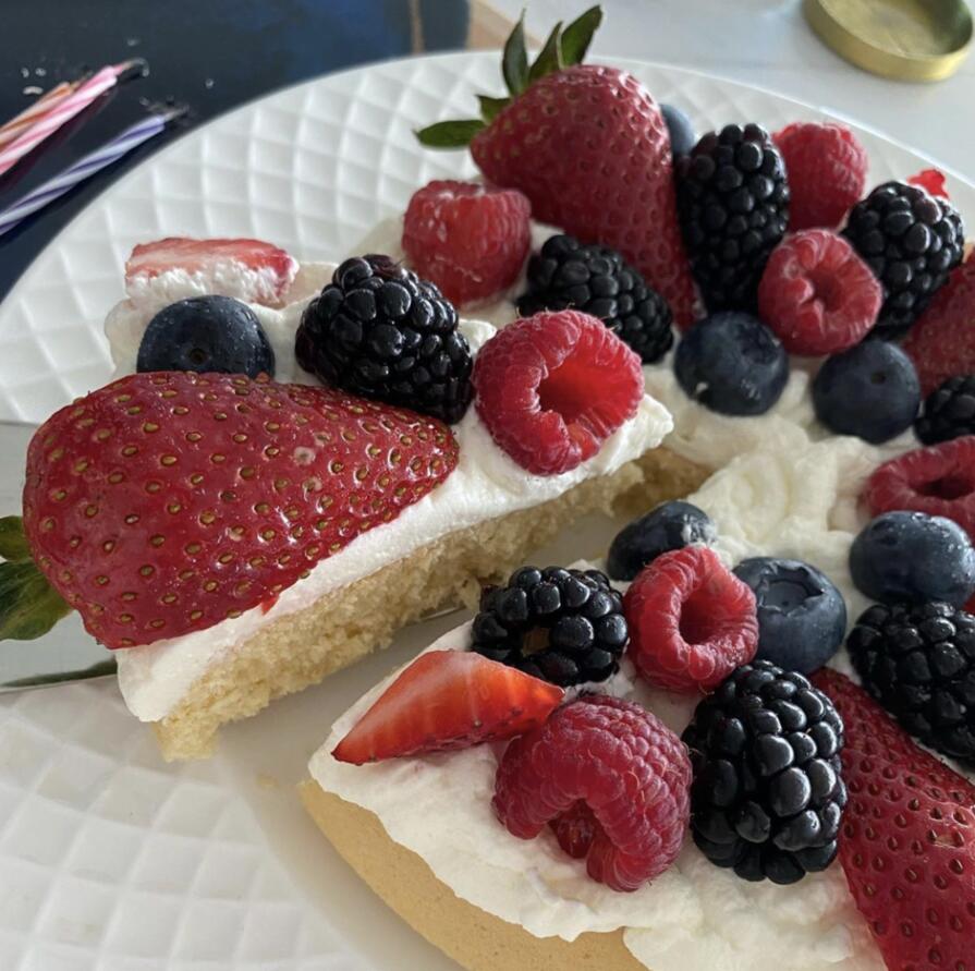 『王祖蓝』王祖蓝女儿越长越美，头戴发卡穿粉红裙子，手指镜头笑得超可爱！