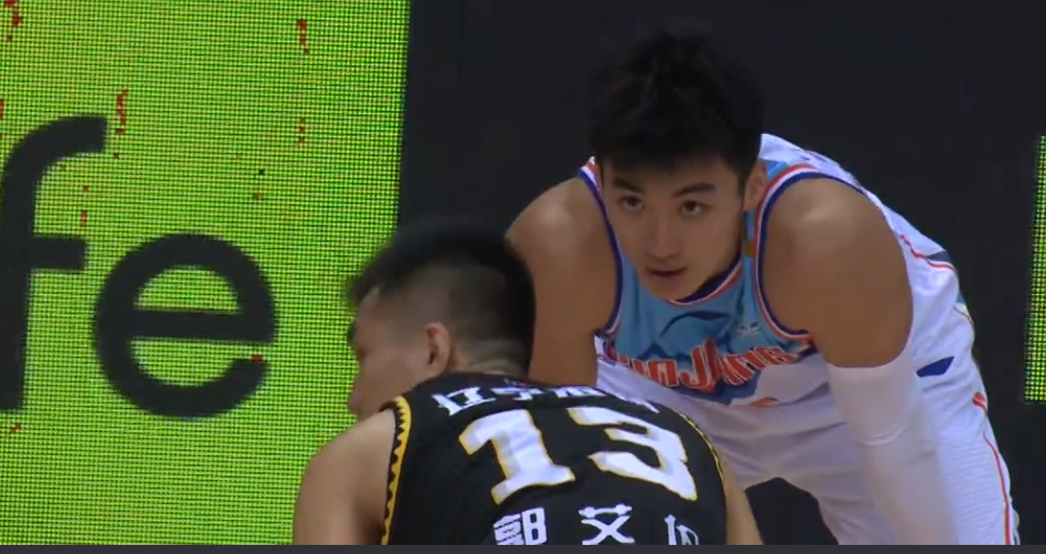 郭艾伦|17分大逆转豪取8连胜！周琦伤退，郭艾伦35+10+造6犯，给于德豪上课！