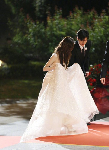 奔跑吧兄弟@《奔跑吧》baby、关晓彤身穿婚纱，蔡徐坤一身西装，像结婚现场一样