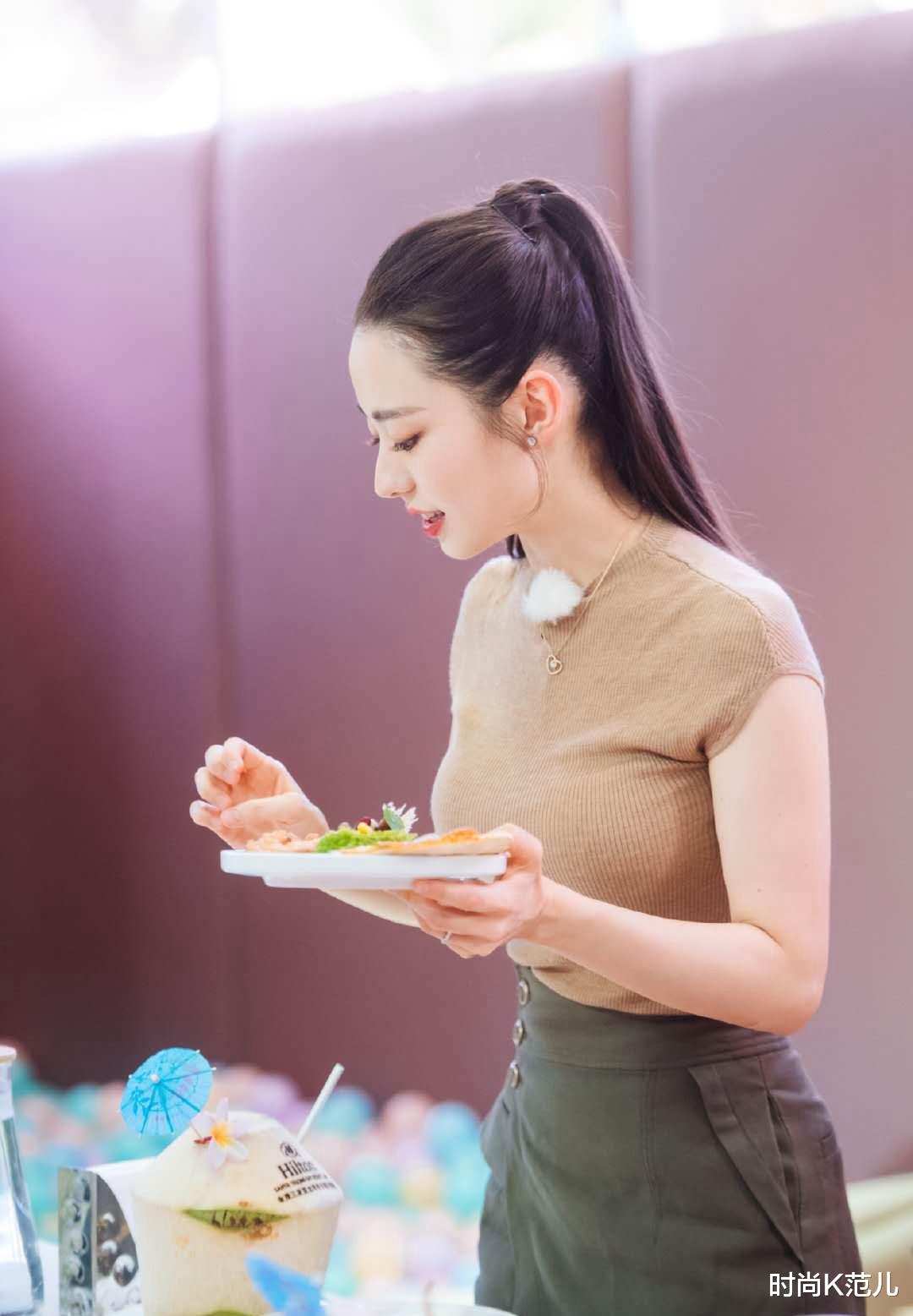 [吉娜·爱丽丝]吉娜综艺新造型又美了，高扎马尾清新活力，涂大红唇气质太优越！