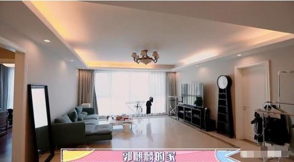 |走进郭麒麟现实中的家，家里连阳台都没有，衣服直接晾在客厅里