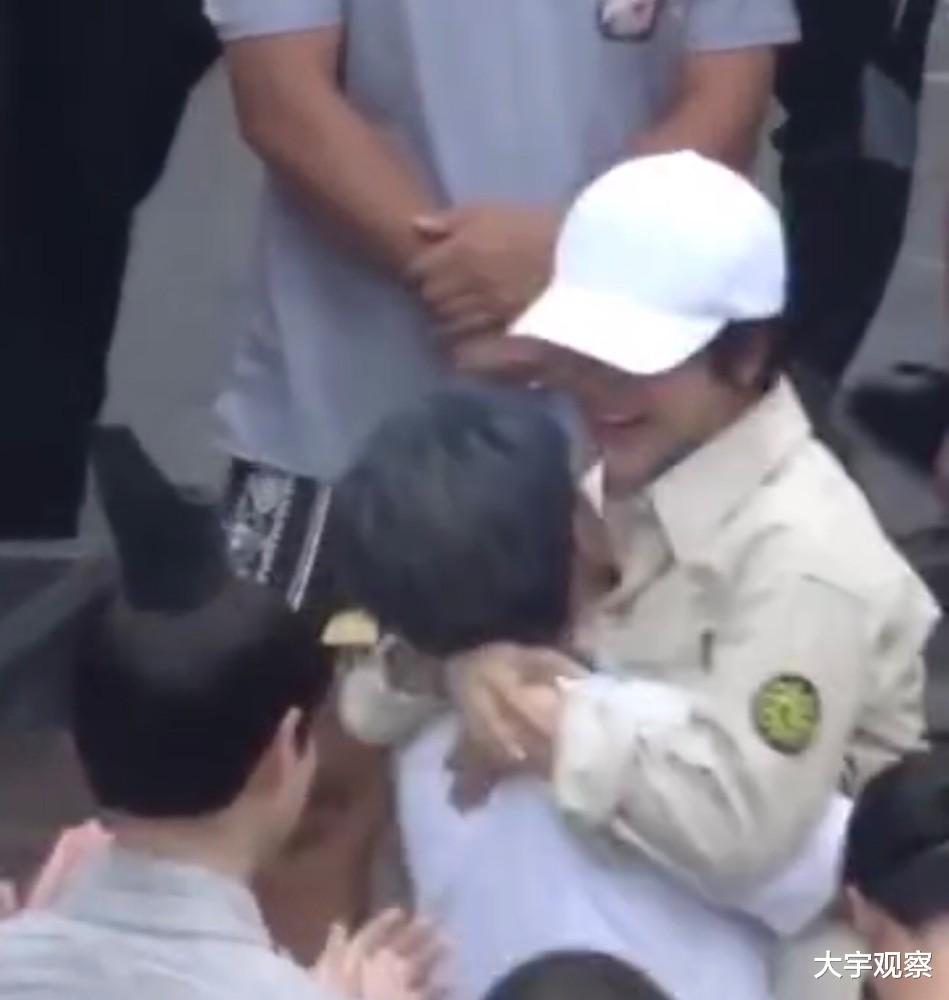 爱奇艺|杨紫杀青现场被一男生“婴儿抱”，得知两人关系，这下没法吃醋