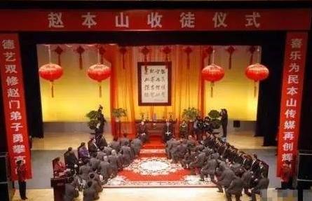 「赵本山」黑白通吃、负面不断，被\人民日报\批评的赵本山，为何没被封杀？