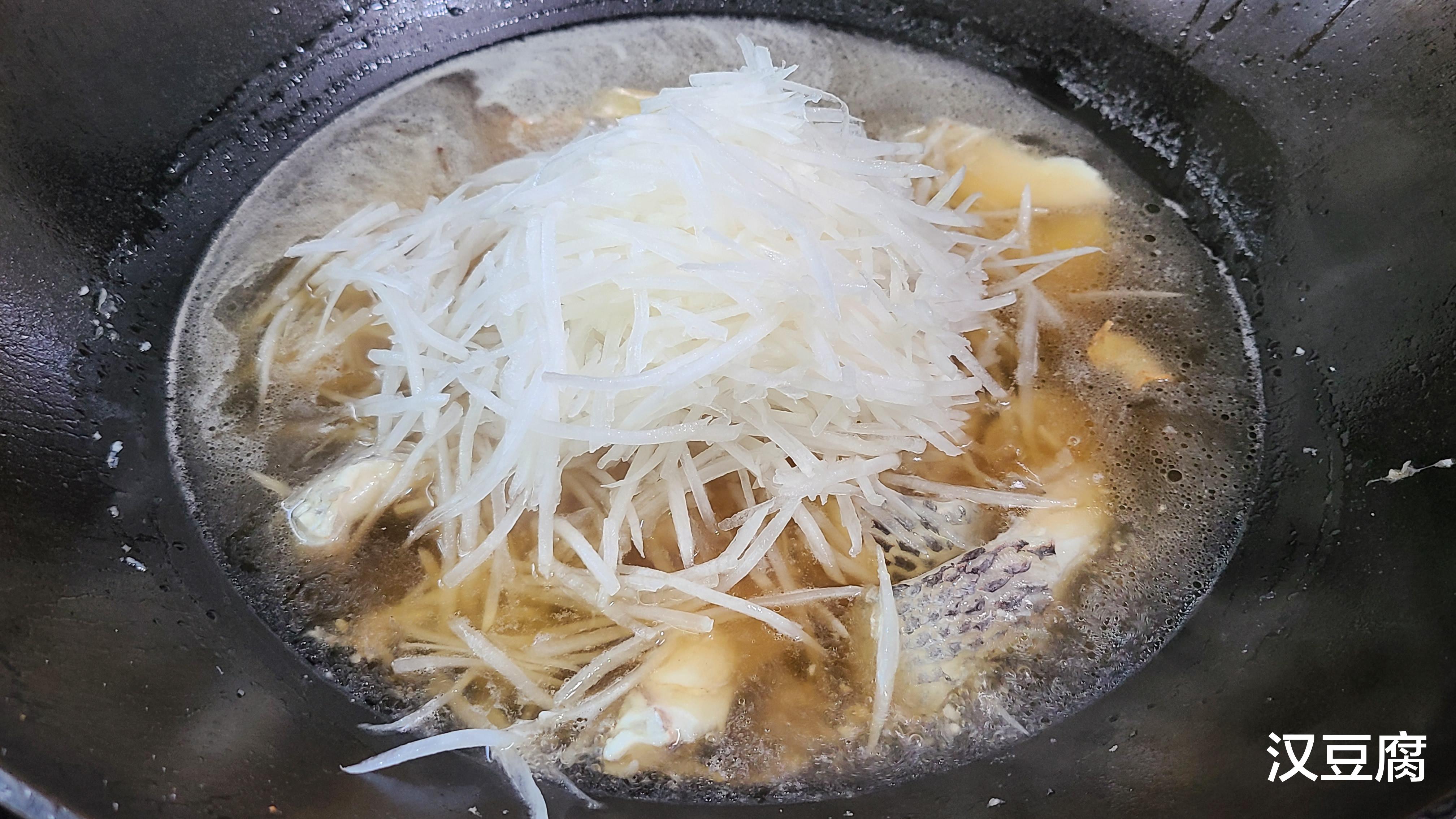萝卜|这一道萝卜炖鱼太香了，味道鲜美做法简单，好吃又便宜