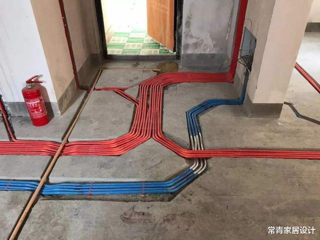 「」铺地砖真不能有这念头，嫌占层高不先用沙灰垫底，保准一踩一个裂