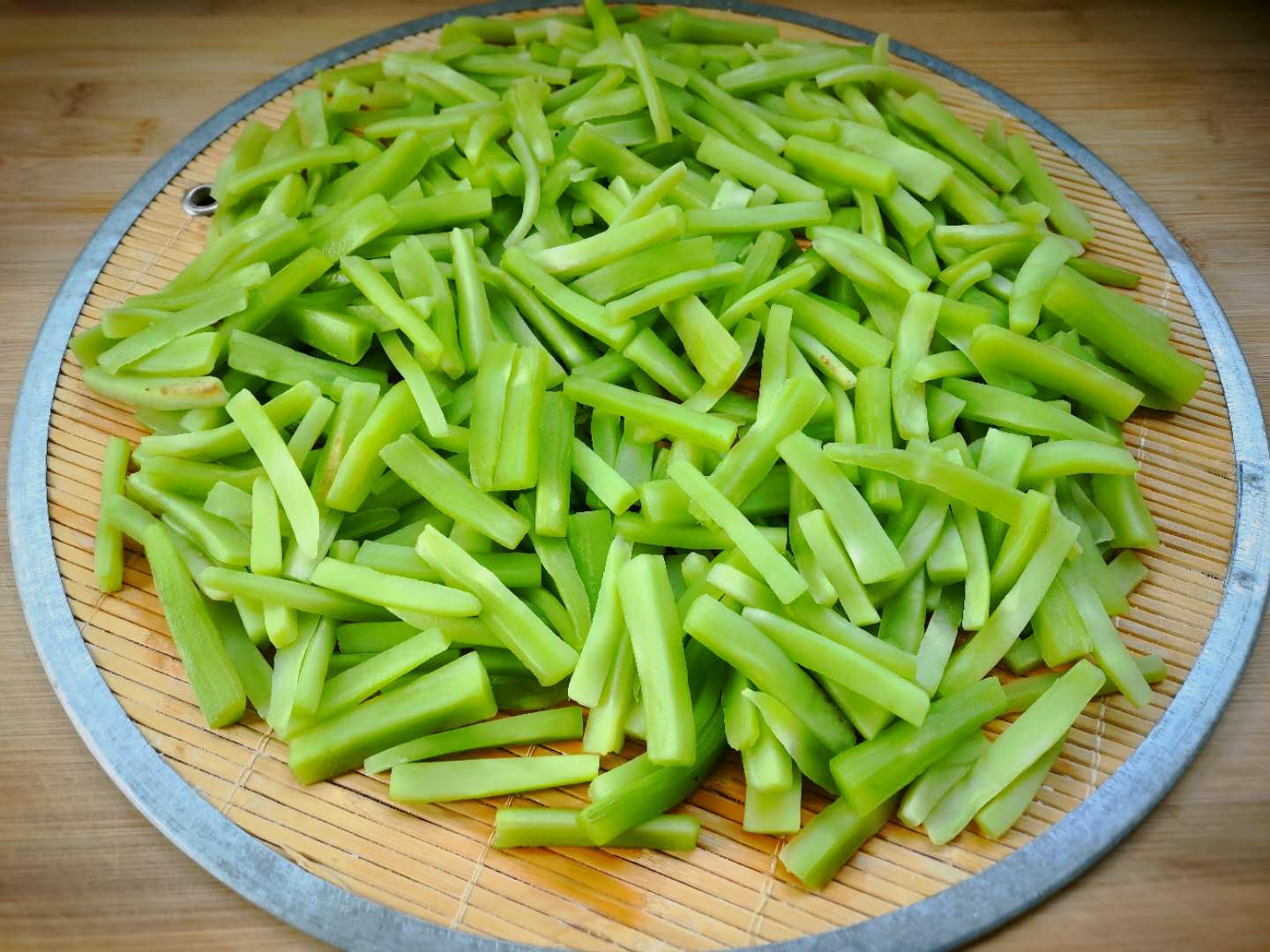 『』谷雨前后，这菜一腌就是10几斤，脆爽开胃，做一次吃30天不坏！