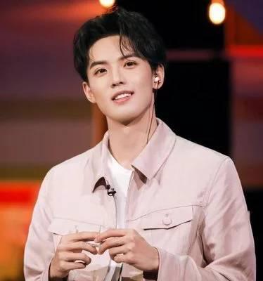 周峻纬|18岁公布恋情，22岁结婚婚戒不离手，简直就是漫画走出的男主