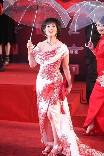 【周海媚】53岁周海媚和64岁刘晓庆同框，一个如少女，一个强行扮嫩