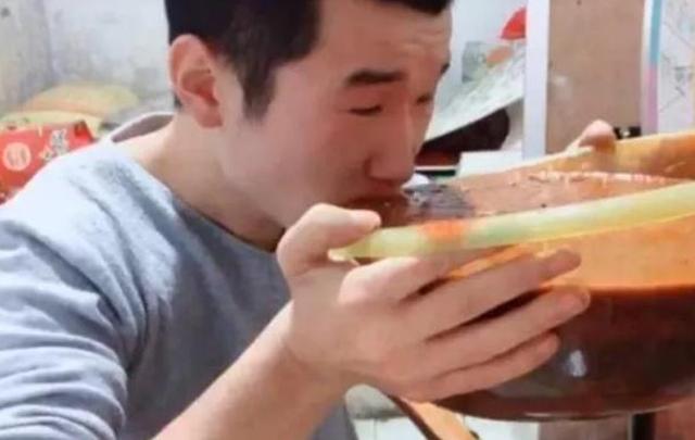 火锅底料|“网红大胃王”居然这么虚假，龙虾是塑料的，火锅底料是蛋糕！