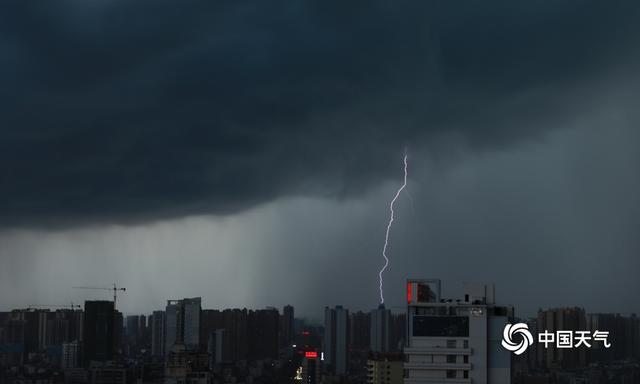 宜宾|广西南宁黑云压城 闪电划破夜空