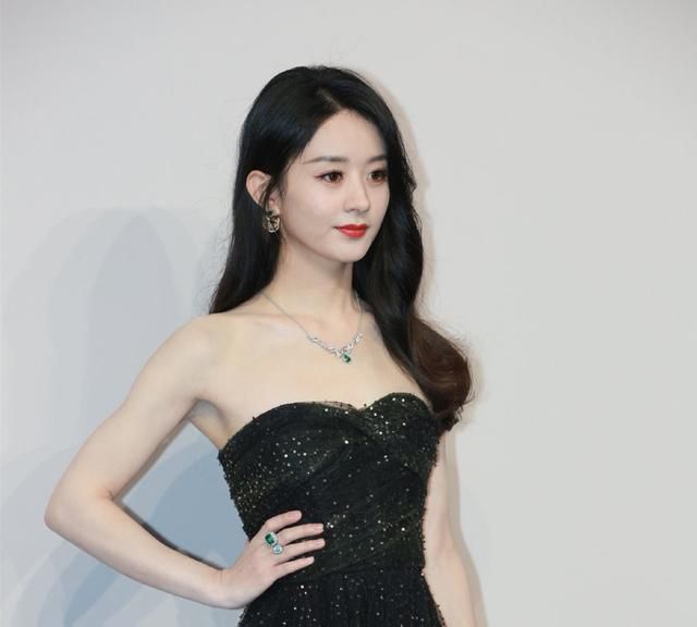 赵丽颖|结婚两年堪比“整容”，冯绍峰还是原来模样，而赵丽颖却换了个人