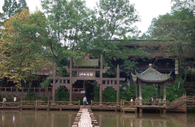 古镇■隐藏在四川的烟雨古镇，距今约900年历史，有108棵参天古树