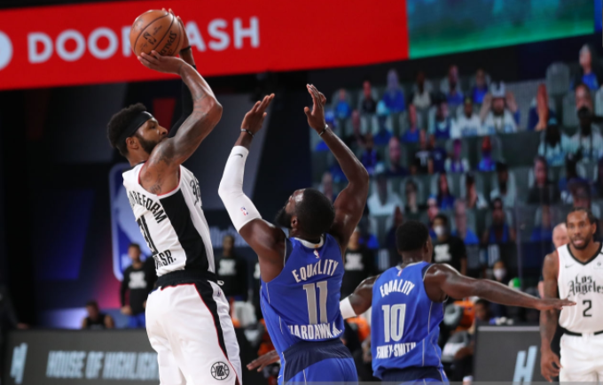 卢卡·东契奇|13+10+10！东契奇伤退+三分6中1，被伦纳德上课，抱头沉默太沮丧！