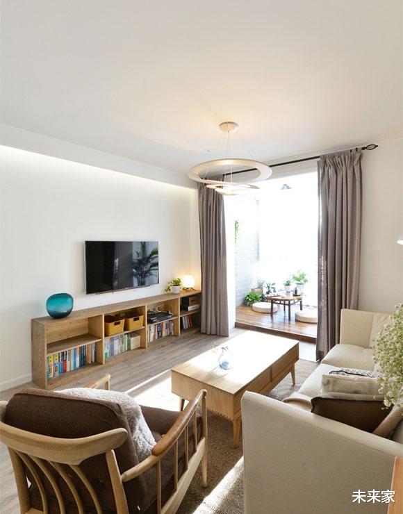 「」墙面刷大白、全屋不造型，阳台抬高摆茶几，设计简洁生活很惬意！