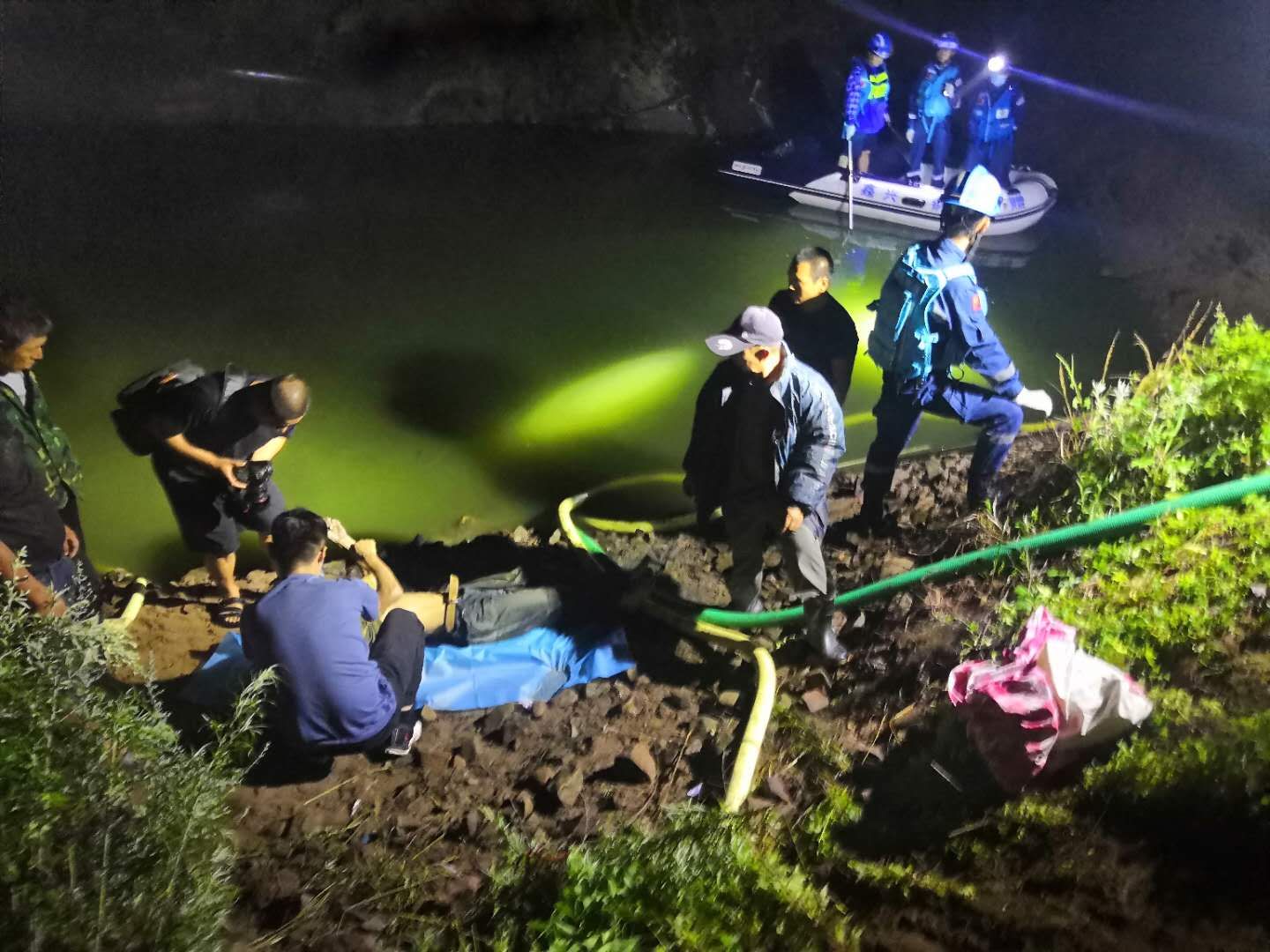 半岛晨报|大连一水塘,打捞出一男一女两具遗体