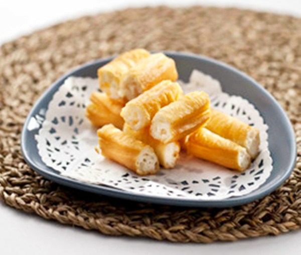 炸油条▲炸油条时，别再放鸡蛋和酵母了，牢记一点，个个蓬松酥脆，不油腻