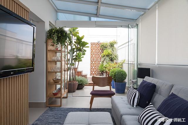 |住顶楼有露台就是好，局部搭玻璃改客餐厅，其余一边烧烤一边花园