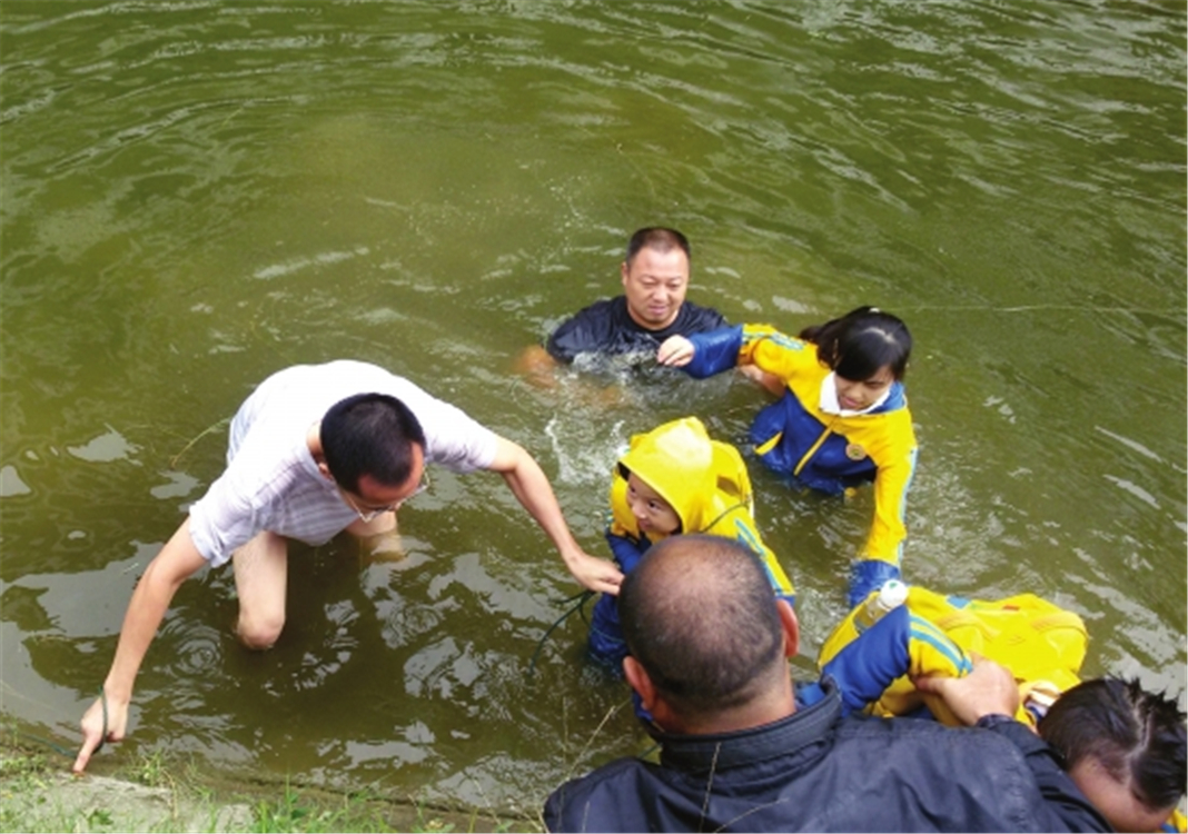 「正能量」“为什么不先救我孩子？”俩孩子落水，宝爸先救自己儿子被责怪