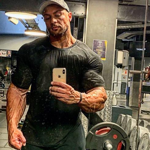 「健身」18年的改变,从弱鸡到巨兽,青筋暴起的肌肉,极具视觉冲击