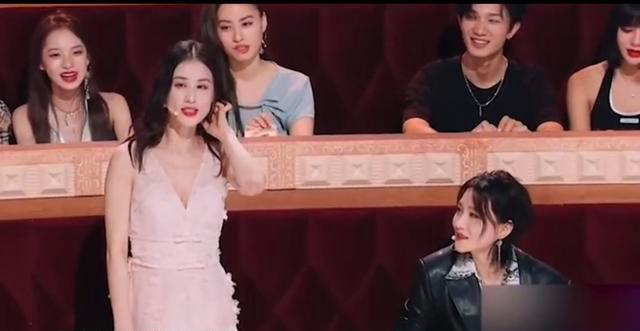 黄圣依|黄圣依回应“浪姐”冷眼看伊能静，称被过度解读，不料好姐妹拆台