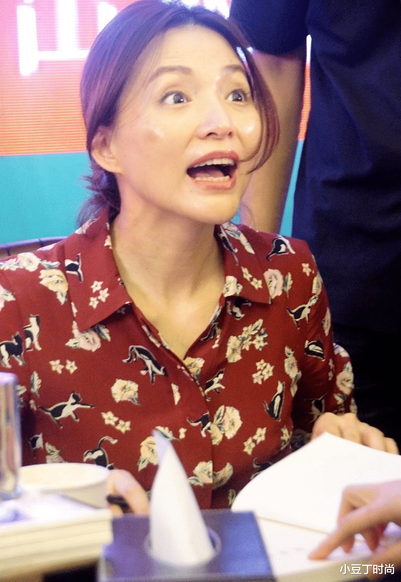 #美甲#董卿淡妆显老5岁，穿红色印花衬衫配低马尾现活动，气质差太多了