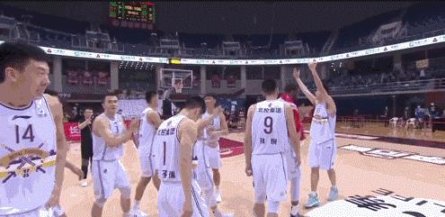 孙悦|北控全队准备庆祝赢球却被孙悦制止，他随后的举动让球迷称赞不已