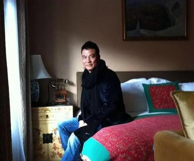 『』任达华晒出在香港的豪宅，都快70岁的人了，家里装修还这么时尚