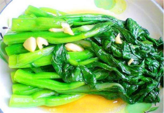 青菜|不管炒什么青菜，记住这2招，青菜翠绿鲜嫩，不比饭店的差！