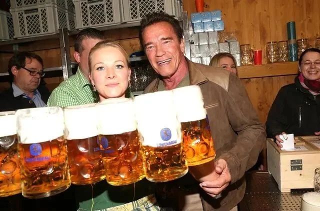 肝脏▲爱喝酒的人，身上出现4个信号，预示肝脏已受损，得戒酒了！