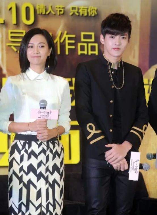 西装|不扮嫩的徐静蕾却穿老了，黑丝袜配短裤有点土，真是靠颜值撑着