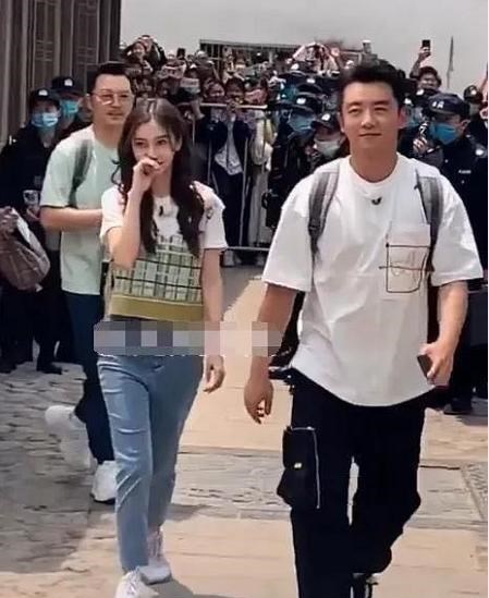 『奔跑吧兄弟』《奔跑吧》杨颖终于让出C位，看到站在中间的人，果然很有勇气！