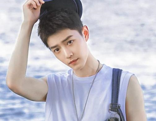 肖战|女友粉坐不住了？肖战新剧一家三口造型曝光，年代感十足