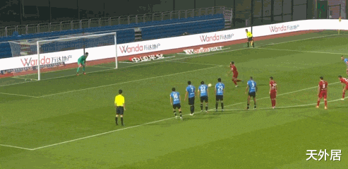 河南建业|中超神剧情：裁判吹掉绝杀+送出红牌太刺激，遭双方球员围攻！