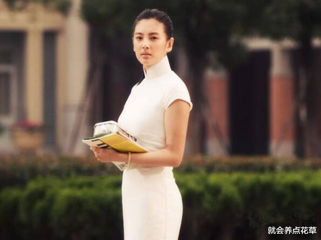 「周星驰」她被周星驰一手捧红，为报恩零片酬雪中送炭助星爷，最后意外收千万红包