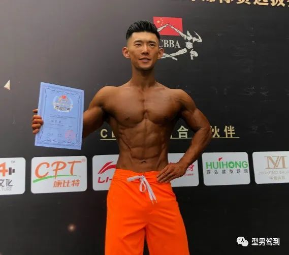 健身|杭州肌肉胸毛哥走红,正太脸金刚身太可了