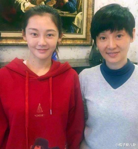 苗苗@没排上队？郑凯卡点官宣结婚！苗苗背后的人不简单，王祖蓝的调侃太扎心