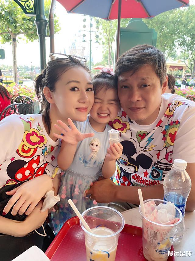 范志毅■范志毅表白小17岁娇妻！第3段婚姻找到真爱，秀恩爱+晒女儿成日常