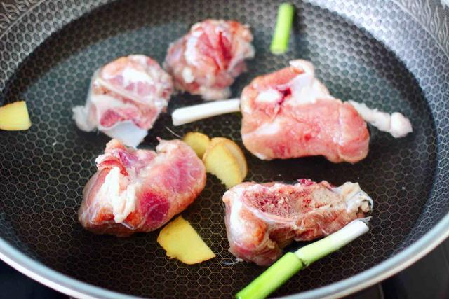 莲藕|莲藕和它是绝配，隔三差五喝，养肝除湿，强身健体，腰腿不酸了