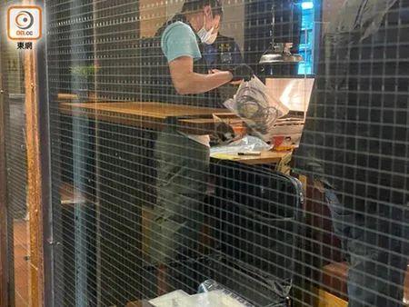 观察者网独家视频|港警搜查\＂苹果日报\＂大楼，带走25箱证物